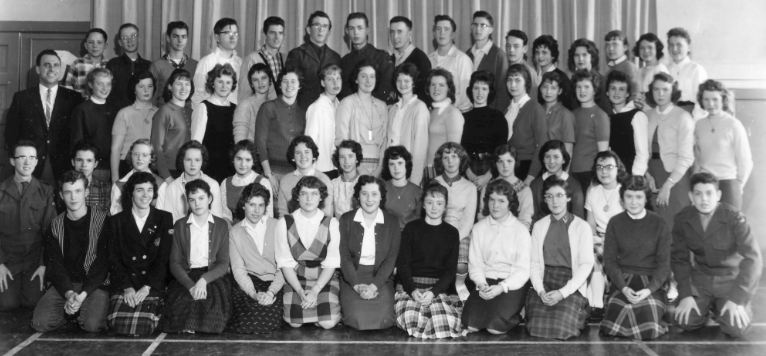 (Click to magnify) ... we now have a few names ... they are ... Doug St.John, front, right end; Larry Barton, second row, left end; Barry Kelland, back row, 3rd from left; Evelyn Sellers, 2nd row, 3rd from left; Jane Bernhardt, 1st row, 3rd from right; Ka