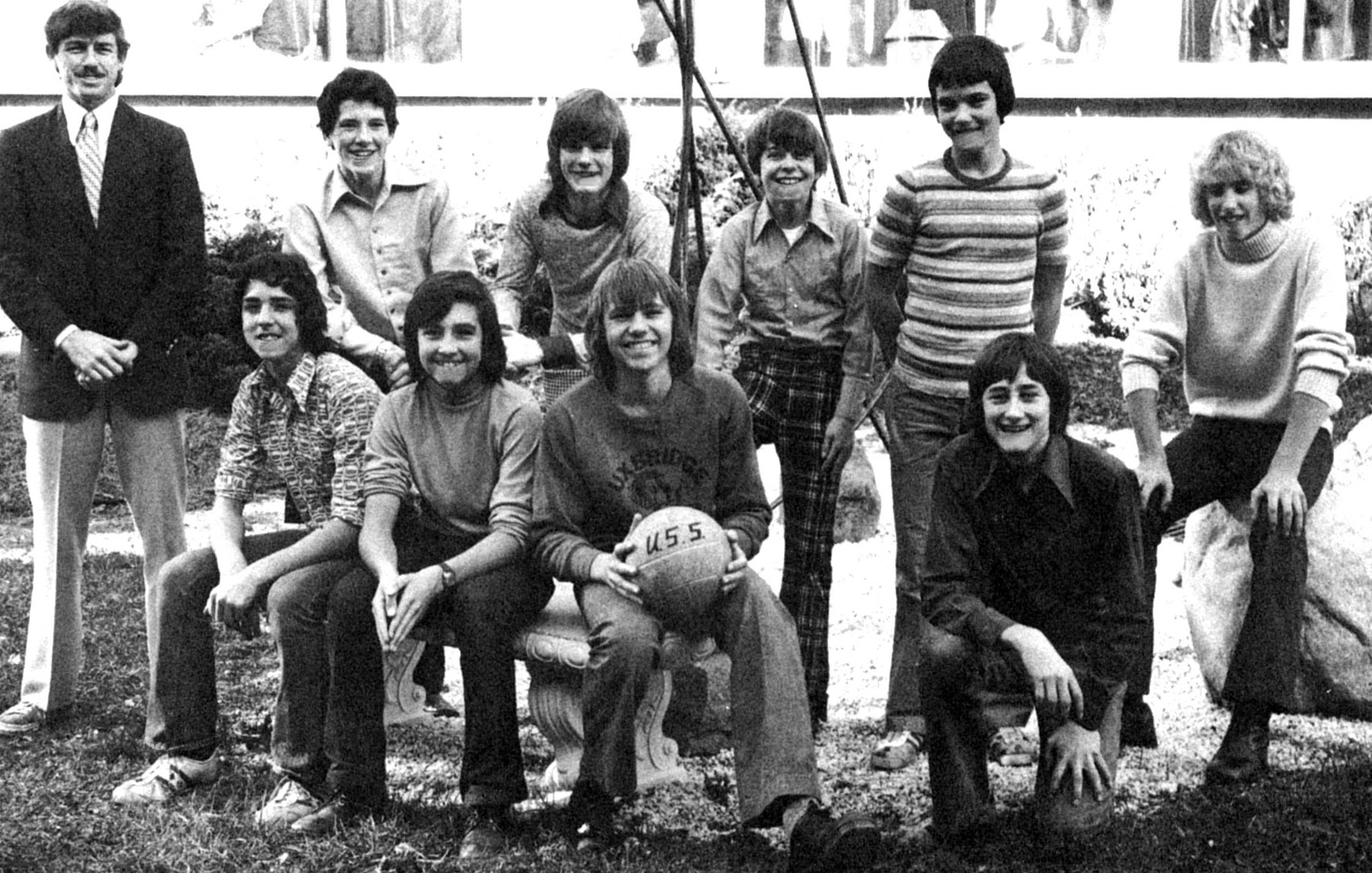 (Click to magnify) FRONT ROW: D. Schembri, G. Gates, B. Joosten, D. Cain; BACK ROW: Mr. Chuck Thompson (coach), S. Horton, G. Catherwood, L. Hall, P. Gouweleeuw, J. Whitehead.